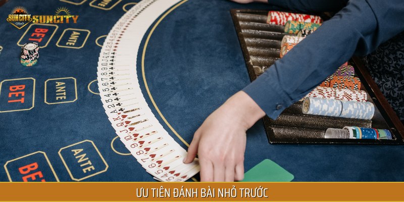 Ưu tiên đánh quân nhỏ trước sẽ giúp bạn tránh bị đối thủ bắt bài